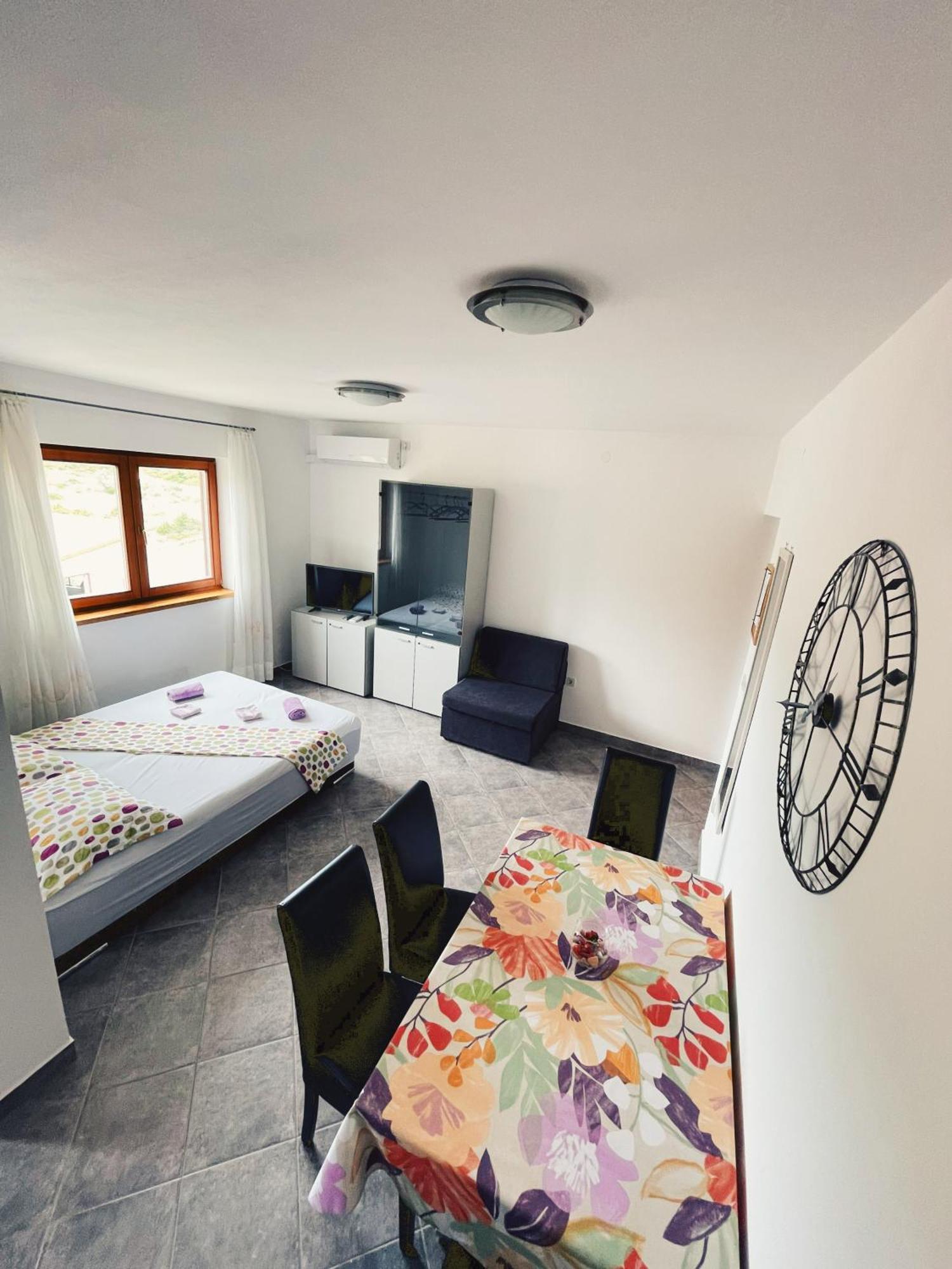 Apartments Kordic Vis Luaran gambar